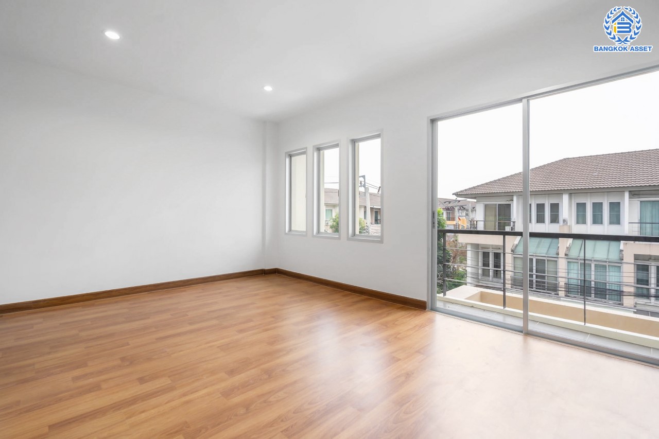 บ้านมือสองตกแต่งใหม่ ม.วิสต้าปาร์ค แจ้งวัฒนะ ทาวน์โฮม 3 ชั้น บนเนื้อที่ 22.8 ตร.ว. ฟังก์ชัน 3 ห้องนอน 3 ห้องน้ำ Master Bedroom เชื่อมต่อ Walk in Closet พร้อม Built-in ตู้เสื้อผ้าดีไซน์เรียบหรู บนทำเลโซนเมือง ใกล้ทางด่วน และเซ็นทรัลแจ้งวัฒนะ และเพียง 10 นาทีถึง รถไฟฟ้า "สถานีศูนย์ราชการนนทบุรี"